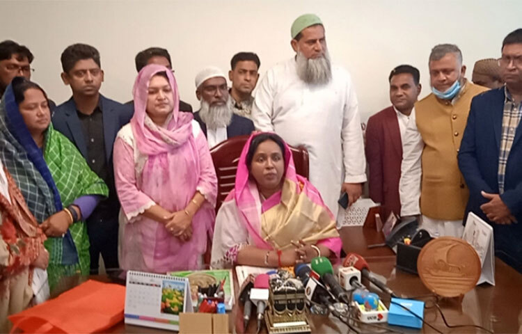 নারায়ণগঞ্জ সিটি করপোরেশনের (নাসিক) নবনির্বাচিত মেয়র ডা. সেলিনা হায়াৎ আইভী বলেছেন, সন্ত্রাসী-চাঁদাবাজদের সঙ্গে কোনো আপস নেই। আজ দুপুরে বিভিন্ন শ্রেণি-পেশার মানুষের ফুলেল শুভেচ্ছা গ্রহণের মধ্যদিয়ে মেয়রের চেয়ারে বসে সাংবাদিকদের প্রশ্নের উত্তরে তিনি এসব কথা বলেন। ছবি: বিপ্লব দিক্ষিৎ