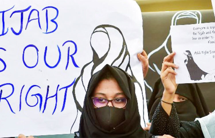 হিজাব পরে স্কুলে আসায় উত্তেজনা দেখা দিয়েছে ভারতের পশ্চিমবঙ্গের ডোমজুড়ের মাকড়দহ গার্লস স্কুলে। বুধবার ওই স্কুলে হিজাব পরে ভ্যাকসিন নিতে এসেছিল একাদশ শ্রেণীর এক ছাত্রী। কিন্তু সে সময় স্কুলের এক শিক্ষিকা ওই ছাত্রীকে এই নিয়ে আপত্তিজনক কথা বলেছেন এবং তাকে ধাক্কা মেরেছেন বলে অভিযোগ উঠেছে। ছবি: সংগৃহীত