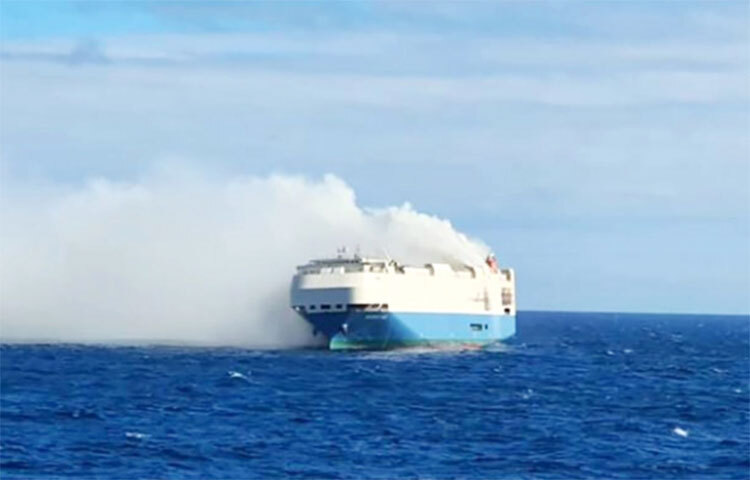 আটলান্টিক মহাসাগরে বিলাসবহুল কয়েক হাজার গাড়িবাহী জাহাজে আগুন লেগেছে। এসময় জাহাজটি বিলাসবহুল গাড়িতে পরিপূর্ণ ছিল। তবে ক্রুদের নিরাপদে অন্যত্র সরিয়ে নেওয়া হয়েছে। পরে এটি ভাসতে ভাসতে আটলান্টিক মহাসাগরের মাঝে চলে যায়। ছবি: সংগৃহীত