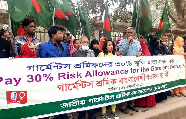 ৩০ শতাংশ ঝুঁকি ভাতার দাবিতে জাতীয় পতাকা হাতে নিয়ে র্যালি করেছেন গার্মেন্টস শ্রমিকরা। পরে সংক্ষিপ্ত সমাবেশও করেন তারা। আজ দুপুরে রাজধানীর জাতীয় প্রেসক্লাবের সামনে জাতীয় গার্মেন্টস শ্রমিক ফেডারেশনের আয়োজনে এসব কর্মসূচি অনুষ্ঠিত হয়। ছবি: জাগো নিউজ