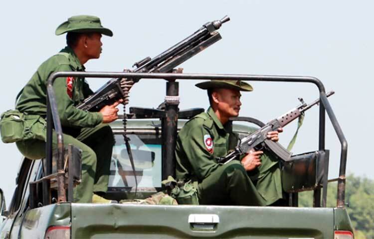 মিয়ানমারে জরুরি অবস্থা জারি করেছে দেশটির সেনাবাহিনী। সে দেশের রাস্তায় টহল দিচ্ছেন নিরাপত্তা বাহিনীর সদস্যরা। ছবি: সংগৃহীত