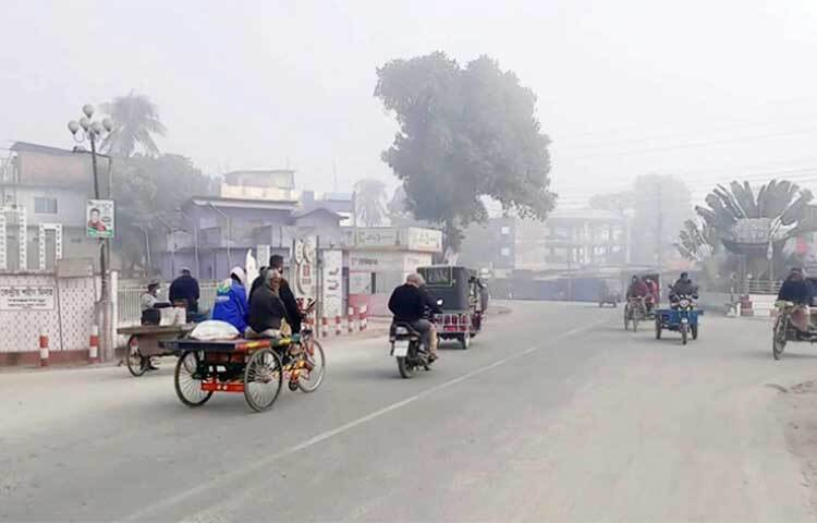 শীতের জেলা পঞ্চগড়ে সর্বনিম্ন তাপমাত্রা আরও কমেছে। অব্যাহত রয়েছে মাঝারি পর্যায়ের শৈত্যপ্রবাহ। মঙ্গলবার সকালে সর্বনিম্ন ৬ দশমিক ৭ ডিগ্রি সেলসিয়াস তাপমাত্রা রেকর্ড করেছে তেঁতুলিয়া আবহাওয়া অফিস। সোমবার সর্বনিম্ন তাপমাত্রা ছিল ৭ দশমিক ১ ডিগ্রি সেলসিয়াস। ছবি: জাগো নিউজ