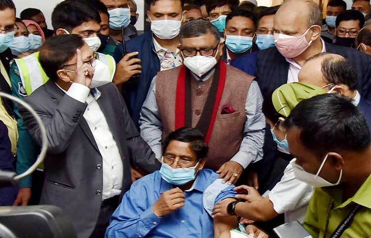 কৃষিমন্ত্রী ড. আব্দুর রাজ্জাক আজ রাজধানীর একটি হাসপাতালে করোনা টিকা নেন। ছবি: পিআইডি