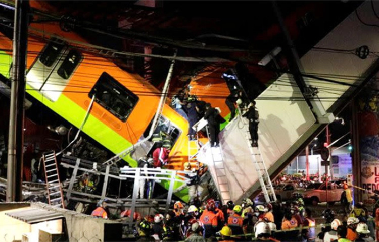 মেক্সিকো সিটিতে ব্যস্তক রাস্তার ওপর ট্রেনসহ একটি রেলওয়ে ওভারপাস ভেঙে পড়ার ঘটনায় প্রাণহানির সংখ্যা ক্রমেই বাড়ছে। এখন পর্যন্ত এ দুর্ঘটনায় ২৩ জনের মৃত্যুর বিষয়টি নিশ্চিত হওয়া গেছে। এতে গুরুতর আহত হয়েছেন আরও অন্তত ৬৫ জন। ছবি: সংগৃহীত