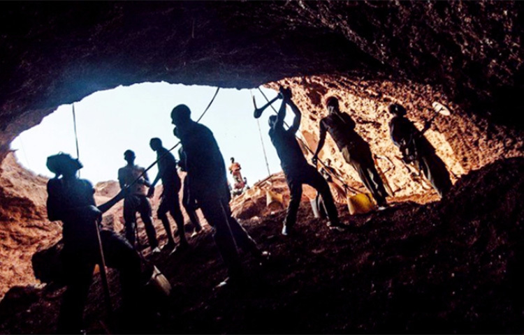 গিনির উত্তর-পূর্বাঞ্চলীয় একটি সোনার খনিতে ভয়াবহ ভূমিধসে অন্তত ১৫ জন নিহত হয়েছেন। জীবিতদের উদ্ধারে ধ্বংসস্তূপ সরানোর চেষ্টা অব্যাহত রেখেছে কর্তৃপক্ষ। ছবি: সংগৃহীত