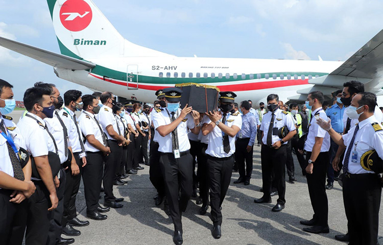 পাইলট ক্যাপ্টেন নওশাদ কাইয়ুমের মরদেহ ভারতের নাগপুর থেকে আজ সকাল ৯টা ১৫ মিনিটে বিমান বাংলাদেশ এয়ারলাইন্সের ফ্লাইটে হযরত শাহজালাল আন্তর্জাতিক বিমানবন্দরে পৌঁছায়। জানাজার পরে বিকেলে বনানী কবরস্থানে মায়ের কবরের পাশে তার মরদেহ সমাহিত করা হয়েছে। ছবি: জাগো নিউজ