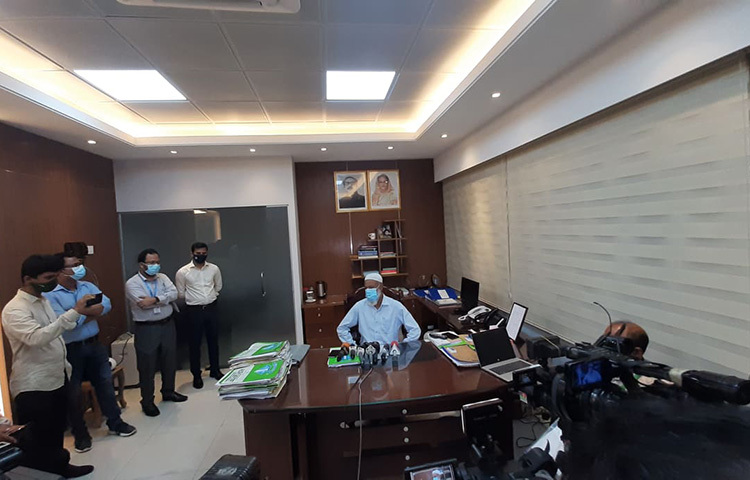 গ্রাহকের কাছ থেকে নেওয়া অগ্রিম ও মার্চেন্টের পাওনা প্রায় ৩৩৮ কোটি ৬২ লাখ টাকা ‘আত্মসাৎ ও পাচারের অভিযোগে’  ইভ্যালির বিরুদ্ধে দুর্নীতি দমন কমিশনের অনুসন্ধান এখনো প্রাথমিক পর্যায়ে। আজ দুপুরে দুদক কার্যালয়ে দুদক সচিব ড. মু. আনোয়ার হোসেন হাওলাদার সাংবাদিকদের এ তথ্য জানান। ছবি: জাগো নিউজ