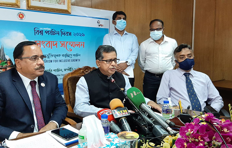 আজ সচিবালয়ে বিশ্ব পর্যটন দিবস উপলক্ষে আয়োজিত সংবাদ সম্মেলনে বক্তব্য রাখেন বেসামরিক বিমান পরিবহন ও পর্যটন প্রতিমন্ত্রী মো. মাহবুব আলী। ছবি: জাগো নিউজ