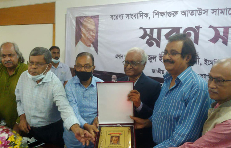 প্রথমবারের মতো সাংবাদিক আতাউস সামাদ স্মৃতি পুরস্কার পেলেন রয়টার্সের ফটো সাংবাদিক এবিএম রফিকুর রহমান। আজ জাতীয় প্রেস ক্লাবে সকাল ১১টায় আতাউস সামাদ স্মৃতি পরিষদ আয়োজিত স্মরণসভায় এ পুরস্কার প্রদান করা হয়। ছবি: বিপ্লব দিক্ষিৎ