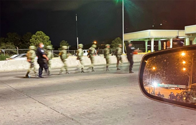 অবৈধভাবে সীমানা অতিক্রম করে যুক্তরাষ্ট্রে প্রবেশের পর মেক্সিকোর ১৪ সেনা সদস্যকে আটক করেছে মার্কিন সীমান্তরক্ষী বাহিনী। তবে আটকের কয়েক ঘণ্টা পরই তাদের ছেড়ে দেওয়া হয়। ছবি: সংগৃহীত