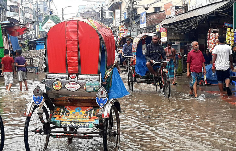 কয়েকদিনের টানা বৃষ্টির কারণে গরম কমে জনমনে স্বস্তি এলেও ভোগান্তিতে পড়েছেন রাজধানীর পথচারীরা। বিভিন্ন স্থানের রাস্তা পানিতে ডুবে গেছে। ছবি: মাহবুব আলম