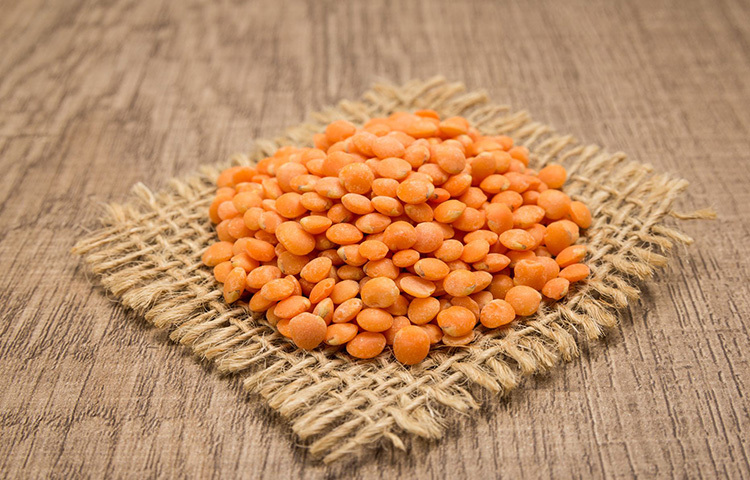 চার চা চামচ মসুর ডাল ভিজিয়ে রাখুন সারা রাত। সকালে তার সঙ্গে ১ চামচ অ্যালোভেরা জেল ও ১ চামচ লেবুর রস মিশিয়ে ভালো করে পেস্ট করে নিন। ছবি: সংগৃহীত