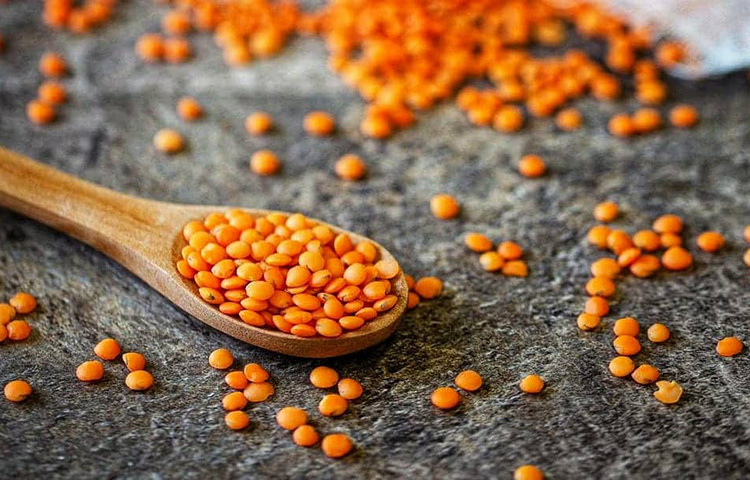 ডালের মিশ্রণটি মুখে, ঘাড়ে, গলায় ভালো করে মালিশ করুন। বিশ মিনিট রেখে এবার সার্কুলার মোশনে মালিশ করে নিন। তারপর ধুয়ে ফেলুন। ছবি: সংগৃহীত