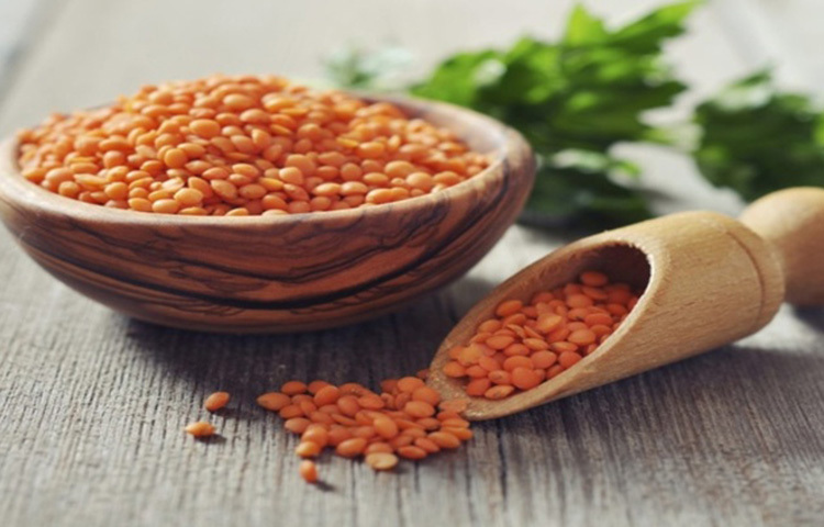 রাতভর ভিজিয়ে রাখা চার চামচ মসুর ডালের সঙ্গে মেশান অর্ধেক কাপ দুধ এবং কিছু আমন্ড। এরপর ভালো করে ব্লেন্ড করে ফেলুন। একইভাবে মুখ, ঘাড় ও গলায় মালিশ করুন। ২০ মিনিট রেখে সার্কুলার মোশনে মালিশ করে ধুয়ে ফেলুন। ছবি: সংগৃহীত