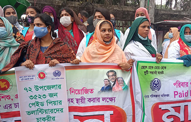 চাকরি স্থায়ীকরণ, মাতৃত্বকালীন ছুটি, সম্মানী ভাতা ও বেতন বাড়ানোসহ নানা দাবি জানিয়েছে বাংলাদেশ পরিবার পরিকল্পনা মাঠ কর্মচারী সমিতি। আজ বিকেল ৩টায় জাতীয় প্রেস ক্লাবের সামনে এক মানববন্ধনে এসব দাবি জানান সংগঠনটির নেতারা। ছবি: মাহববু আলম