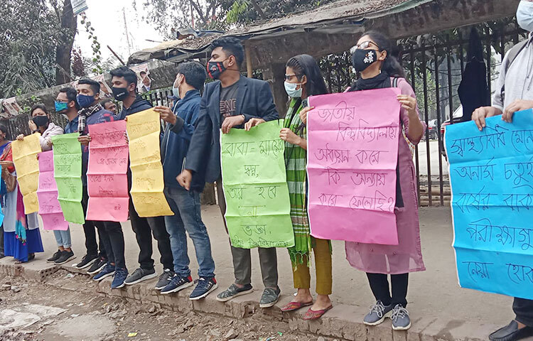 জাতীয় বিশ্ববিদ্যালয়ের চতুর্থ বর্ষের পরীক্ষা চলমান রাখা, করোনায় সেশন জটের হাত থেকে মুক্তি পেতে মানববন্ধন করেছে জাতীয় বিশ্ববিদ্যালয়ের অধীন বিভিন্ন কলেজের শিক্ষার্থীরা। আজ জাতীয় প্রেস ক্লাবের সামনে দুপুর ১টা ৩০ মিনিটে এই মানববন্ধনের আয়োজন করে তারা। ছবি: বিপ্লব দিক্ষিৎ
