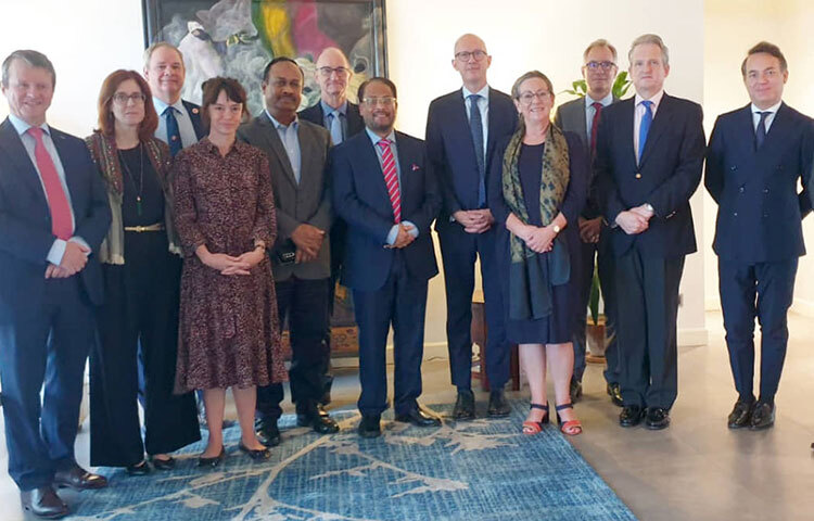 ঢাকায় নিযুক্ত ইউরোপীয় ইউনিয়নের (ইইউ) রাষ্ট্রদূত চার্লস হোয়াটলির সঙ্গে প্রাতরাশ বৈঠক করেছেন জাতীয় পার্টির (জাপা) চেয়ারম্যান ও বিরোধীদলীয় উপনেতা জিএম কাদের। আজ সকালে হোয়াইটলির গুলশানের বাসভবনে এ প্রাতরাশ বৈঠক হয়। ছবি: জাগো নিউজ