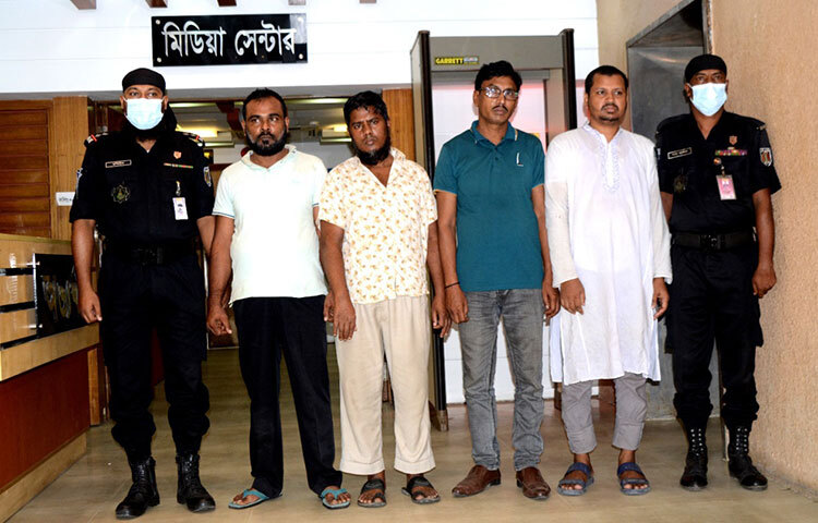 মো. আমির হোসেন (৫২)। হজরত শাহজালাল আন্তর্জাতিক বিমানবন্দরকেন্দ্রিক একটি অজ্ঞানপার্টি চক্রের মূলহোতা তিনি। চাকরি করেন বিমানবন্দর এলাকায় একটি ফাস্টফুডের দোকান। তবে এ পেশার আড়ালে জড়িত অপরাধ কর্মকাণ্ডের সঙ্গে। গত ১৫ বছরে বিদেশফেরত প্রায় ৩০০ যাত্রীকে কৌশলে অজ্ঞান করে তাদের কাছ থেকে মূল্যবান মালামালসহ সর্বস্ব লুট করে নিয়েছে তাদেরই একটি চক্র। ছবি: বিপ্লব দিক্ষিৎ