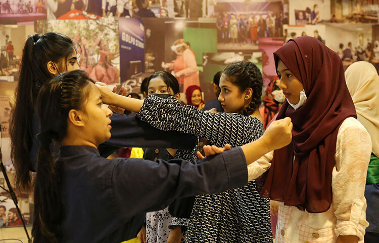 আত্মরক্ষার কৌশল সম্পর্কে ধারণা ও প্রশিক্ষণের আয়োজন করেছে ইয়ুথ প্রেনার নেটওয়ার্কের সাউদার্ন শাওলিন অ্যাসোসিয়েশন বাংলাদেশ। এতে অংশ নিয়েছেন বিভিন্ন শ্রেণি-পেশার ২৫ জন নারী। আজ সকালে রাজধানীর ধানমন্ডির ইএমকে সেন্টারে ‘স্পার্ক- এ সেলফ ডিফেন্স ট্রেনিং প্রোজেক্ট ফর ওমেন-কোহরট ০.২’ শীর্ষক নামে দিনব্যাপী এক কর্মশালার আয়োজন করা হয়। ছবি: মাহবুব আলম