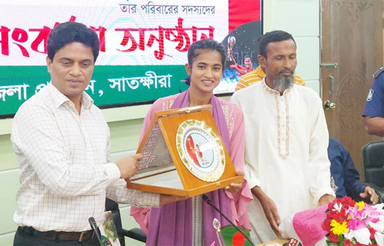 সাফজয়ী বাংলাদেশ নারী ফুটবল দলের অন্যতম ডিফেন্ডার মাসুরা পারভীনকে আনুষ্ঠানিক সংবর্ধনা দিয়েছে সাতক্ষীরা জেলা প্রশাসন ও পুলিশ সুপার। আজ বেলা ১১টায় ও দুপুর ১টায় যথাক্রমে সাতক্ষীরা জেলা প্রশাসকের সম্মেলন কক্ষ এবং পুলিশ সুপারের কার্যালয়ে পৃথক এ সংবর্ধনা দেওয়া হয়। ছবি: আহসানুর রহমান রাজীব