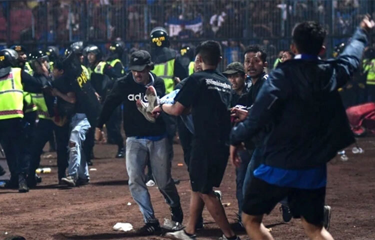 ফুটবল ম্যাচ ঘিরে স্টেডিয়ামে সংঘর্ষ-পদদলিত হয়ে দেড় শতাধিক মানুষের প্রাণহানির ঘটনায় ক্ষমা চেয়েছে ইন্দোনেশীয় সরকার। এমন ভয়াবহ ট্রাজেডি কেন ঘটলো সে বিষয়ে যথাযথ তদন্ত এবং এতে ভুক্তভোগীদের পর্যাপ্ত ক্ষতিপূরণ দেওয়ার আশ্বাস দিয়েছে দেশটি। ছবি: সংগৃহীত