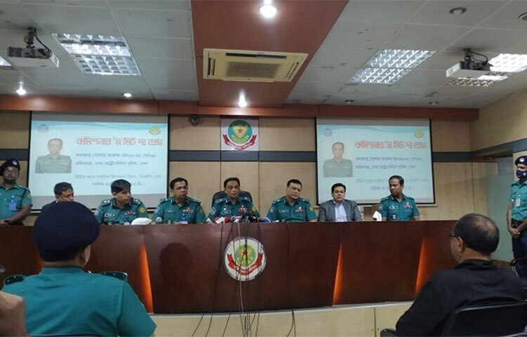 ঢাকা মেট্রোপলিটন পুলিশ (ডিএমপি) কমিশনার খন্দকার গোলাম ফারুক বলেছেন, রাজনীতিবিদের কাজ রাজনীতি করা। রাজনীতিতে নাক গলানো বা মাথা ঘামানো পুলিশের কাজ না। আজ দুপুরে ডিএমপি মিডিয়া সেন্টারে আয়োজিত ‘কমিশনারস মিট দ্য প্রেস’ অনুষ্ঠানে সাংবাদিকদের এক প্রশ্নের জবাবে তিনি একথা বলেন। ছবি: জাগো নিউজ