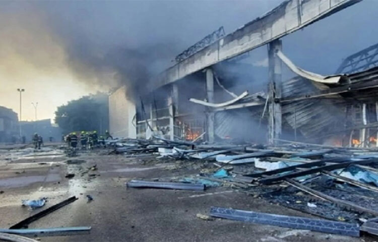 ইউক্রেনের রাজধানী কিয়েভসহ বিভিন্ন শহরে মিসাইল বর্ষণ করেছে রাশিয়া। রোববার (৩০ অক্টোবর) কৃষ্ণসাগরে রুশ নৌবহরে হামলার জন্য ইউক্রেনকে দায়ী ও শস্যচুক্তি বাতিলের পর সোমবার এ হামলা চালালো রাশিয়া। রাশিয়ার পররাষ্ট্র মন্ত্রী দিমিত্র কুলেবা এ তথ্য নিশ্চিত করেন। ছবি: সংগৃহীত