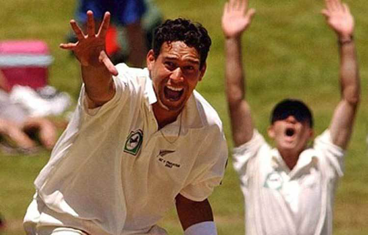 ডারেল টাফি: ক্রিকেটার এবং ফোন। দুই যেন একে অন্যের সঙ্গে ওতপ্রোতভাবে জড়িত। ফোন বিতর্কে ওঠে এসেছে একাধিক ক্রিকেটারের নাম। তেমনই একজন নিউজিল্যান্ডের মিডিয়াম পেসার ডারেল টাফি। ২০০৫ সালে ২৩ বছরের এক যুবতীর সঙ্গে তার সেক্স ভিডিও ফাঁস হয়। যদিও পরে ওই মহিলা টাফিকে চেনেন না বলেই দাবি করেন। তবে ডারেল টাফি সব অস্বীকার করেছেন।