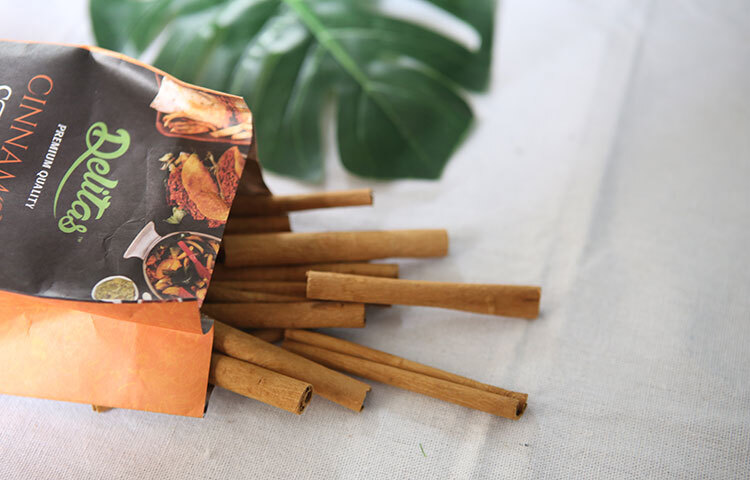 দারুচিনি চুল পড়া কমিয়ে দেয়। নিয়ন্ত্রণ করে টাক পড়ার সমস্যাও। এর পনিফেলন উপাদান প্রাকৃতিক অ্যান্টিঅক্সিড্যান্ট হিসেবে কাজ করে। এর অ্যান্টিমাইক্রোবিয়াল গুণ স্ক্যাল্পের সমস্যা দূর করে। ছবি: সংগৃহীত