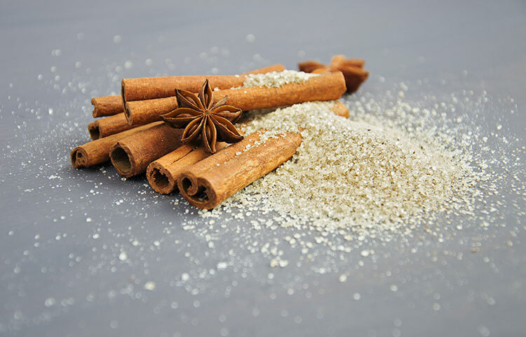 চুলের দৈর্ঘ ও ঘনত্ব রক্ষার জন্যও দারুচিনি কার্যকরী। দারুচিনির এসেনশিয়ার অয়েলে স্ক্যাল্পে রক্তপ্রবাহ বাড়ায়। ফলে চুলের গড়ন বৃদ্ধি পায়। ছবি: সংগৃহীত