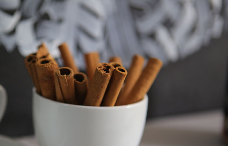 দারুচিনির এসেনশিয়াল অয়েলে সিনামালডিহাইড উপাদান আছে। এতে চুলের দৈর্ঘ ও ঘনত্ব বজায় থাকে। ছবি: সংগৃহীত