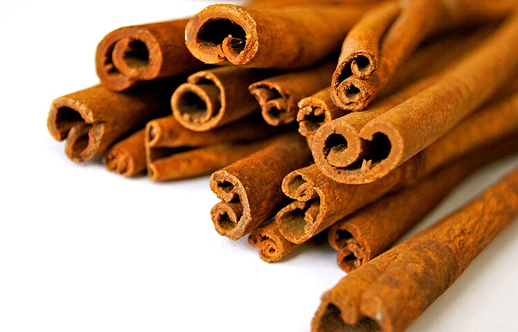 দারুচিনির তেল খুব হালকা। হেয়ার ফলিকলসের মধ্যে দিয়ে সহজেই যাতায়াত করতে পারে। ড্রাই স্ক্যাল্পের সমস্যাতেও কার্যকর এই তেল। ফলে খুশকির সমস্যা দূর করে এই তেল। ছবি: সংগৃহীত