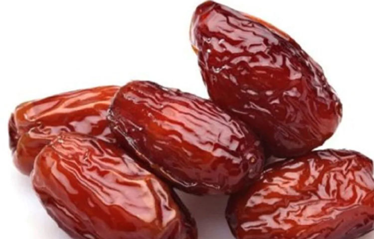 খেজুরের মধ্যে অ্যান্টি অক্সিডেন্ট ছাড়াও রয়েছে ভিটামিন এ, বি ম্যাগনেশিয়াম, ম্যাঙ্গানিজ, সালফার, প্রোটিন, ফাইবার এবং আয়রন।