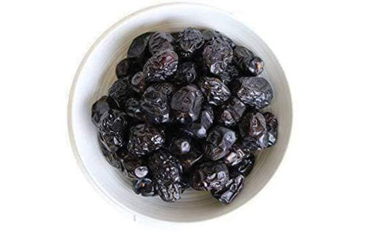 বরকতময় খেজুর আজওয়া: এ খেজুরটি সারা দুনিয়ার মানুষের বরকতময় ও ফজিলতপূর্ণ। কেননা রাসুলুল্লাহ সাল্লাল্লাহু আলাইহি ওয়া সাল্লাম নিজ হাতে এ খেজুর রোপণ করেছিলেন। আর তা রোপণের পেছনে ছিল আশ্চর্যজনক ও বিস্ময়কর ঘটনা।