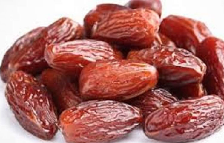 খেজুর দুধের সঙ্গে ফুটিয়ে খেলে শরীরে আয়রনের ঘাটতি মেটে। খেজুর সারা রাত জলে ভিজিয়ে সকালে খালি পেটে সেই জল খেলে কোষ্ঠকাঠিন্য দূর হয়।