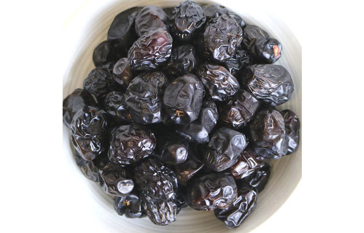 রাসুলুল্লাহ সাল্লাল্লাহু আলাইহি ওয়াসাল্লাম বলেছেন, যে ব্যক্তি প্রতিদিন সকালে কয়েকটি আজওয়া খেজুর খাবে, সেই দিন ও রাত পর্যন্ত কোনো বিষ ও যাদু তার কোনো ক্ষতি করবে না। অন্য বর্ণনায় সাতটি খেজুর খাওয়ার কথা বলা হয়েছে।