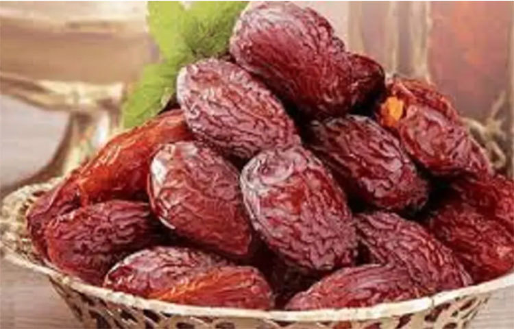 নিজেকে সুস্থ রাখতে প্রতিদিন তিন থেকে চারটি খেজুর খান।