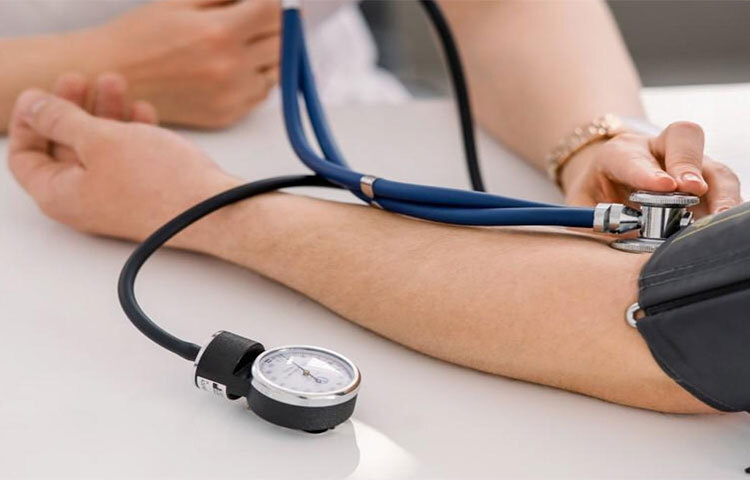 খেজুরে থাকা পটাশিয়াম ও সোডিয়াম বাজে কোলেস্টেরল দূর করে ও শরীরে ভালো কোলেস্টেরলের মাত্রা বাড়ায়। শরীরে বাজে কোলেস্টেরলের মাত্রা কমে গেলেই রক্ত চলাচল ভালো হয়। ফলে রক্তচাপও কমে যায়। ছবি: সংগৃহীত