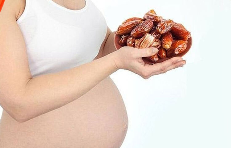 খেজুরে ভিটামিন বি ওয়ান, বি টু, বি থ্রি, বি ফাইভসহ বিপুল পরিমাণে অ্যামাইনো অ্যাসিড আছে। এই উপাদানগুলো গর্ভবতী নারীদের জন্য খুব উপকারী। এই বিষয়ে একটি গবেষণাও করা হয়। ৬৯ জন গর্ভবতী নারীদের মধ্যে ২০ শতাংশ নারী ডেলিভারির আগে টানা এক মাস দিনে ৫-৬টা খেজুর খেত। দেখা গেছে, ওই ২০ শতাংশ নারীদের নর্মাল ডেলিভারির সময়ও কম লেগেছে এবং যন্ত্রণাও কম হয়েছে। ছবি: সংগৃহীত
