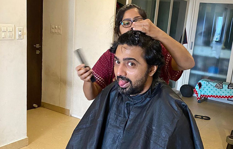 লকডাউনে গৃহবন্দি। এই পরিস্থিতিতে বাইরে বের হওয়ার উপায় নেই। অগত্যা নিজের ফ্ল্যাটে ছোটবোনের কাছেই হেয়ারকাট করলেন সাংসদ, অভিনেতা দেব। সেই ছবি সোশ্যাল মিডিয়ায় পোস্টও করেছেন দেব।