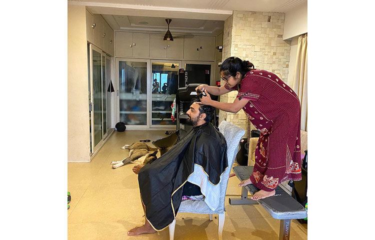 যদিও বোনের কাছে হেয়ারকাট করতে গিয়ে প্রথমে কিছুটা ভয় পেয়েছিলেন বলেই লিখেছেন দেব। তিনি লিখেছেন, বোন যে কায়দায় তার চুল কাটছেন তাতে তিনি ঘাবড়ে গিয়েছিলেন।