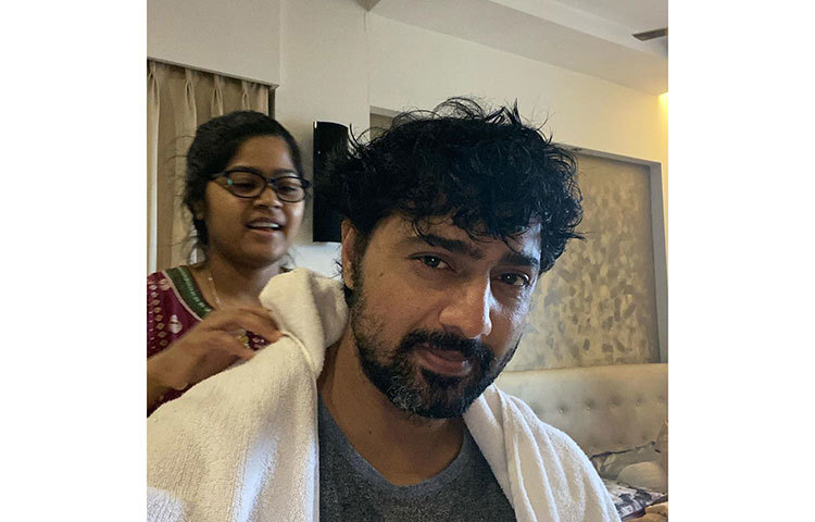 তবে ভয় পাওয়ার মতো কিছুই ঘটেনি। তার দাদার হেয়ারকাট করে ফেলেছেন দেবের ছোট বোন।