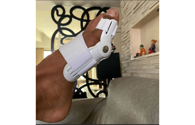 এদিকে লকডাউনের ঠিক আগেই ‘গোলন্দাজ'-এর শুটিংয়ের সময় পায়ে চোট পেয়েছিলেন। তবে তারপর থেকে আর সেভাবে বিশ্রাম নিতে পারেননি। তবে এই দীর্ঘ লকডাউনে পায়ে চোট সারানোর জন্য বেশকিছুটা সময় পাচ্ছেন বলে সোশ্যাল মিডিয়ায় এর আগে পোস্ট করেছিলেন সাংসদ, অভিনেতা।