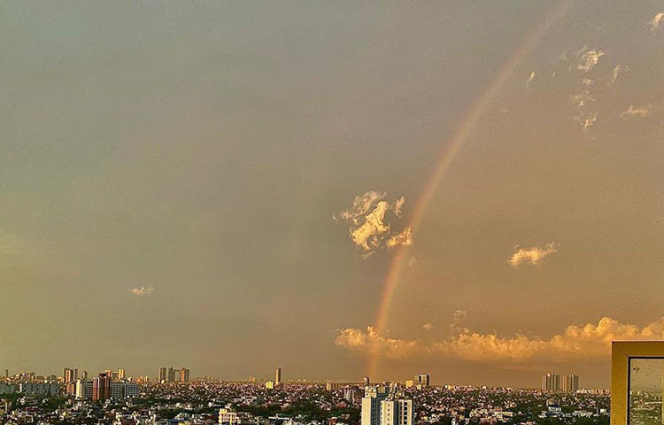 লকডাউনে গৃহবন্দি দেব সোশ্যাল মিডিয়ায় সম্প্রতি ৭রঙা রামধনুর ছবি ক্যামেরাবন্দি করেছিলেন। তা সোশ্যাল মিডিয়ায় পোস্ট করে লেখেন, Nature at its Best। তার এই পোস্ট থেকেই বেশ বোঝা যাচ্ছে তিনি এই সময় প্রকৃতিতে উপভোগ করছেন।