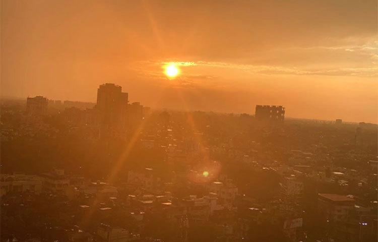 কখনো আবার ভোরের সূর্যের ছবি পোস্ট করে, কঠিন এই পরিস্থিতিতেই আশার আলো দেখার চেষ্টা করেছেন দেব। লিখেছেন, Ray of Hope।