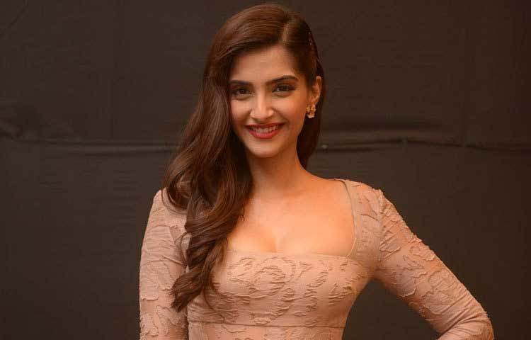 সোনম কাপুর: ডায়াবেটিসে আক্রান্ত সোনমকে নিয়মিত ইনসুলিন নিতে হয়। কিন্তু রোগকে বুড়ো আঙুল দেখিয়ে দিব্যি বলিউড কাঁপাচ্ছেন এই নায়িকা।