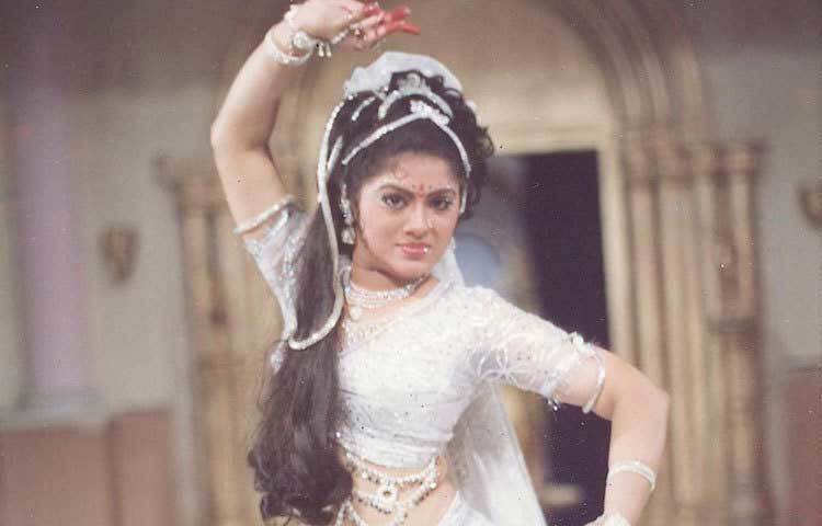 সুধা চন্দ্রন: বারে বারে ভাগ্যবিপর্যয়ের মধ্যে পড়লেও অবিচল থেকেছেন সুধা। মাত্র ১৬ বছর বয়সে দুর্ঘটনায় পা হারান সুধা। পরবর্তীকালে ডায়াবেটিসে আক্রান্ত হন।