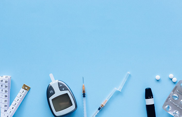 ডায়াবেটিসে আক্রান্ত বেশিরভাগ রোগীর নিয়মিত রক্তে শর্করার মাত্রা পরীক্ষা করা দরকার হয়। এটি রক্তে শর্করার মাত্রা নিয়ন্ত্রণে সাহায্য করে যা ডায়াবেটিসের জটিলতা প্রতিরোধ করে। রক্তে শর্করার পরীক্ষা করার অনেক উপায় রয়েছে। আপনি রক্তের শর্করা পরীক্ষা করার জন্য গ্লুকোজ মনিটর নামক একটি ডিভাইস ব্যবহার করতে পারেন। এছাড়া আপনি আপনার রক্তের একটি ড্রপ ব্যবহার করে একটি ব্লাড সুগার মিটার পোর্টেবল ইলেকট্রনিক ডিভাইস দিয়ে বাড়িতে আপনার রক্তের শর্করা পরীক্ষা করতে পারেন। ছবি: সংগৃহীত