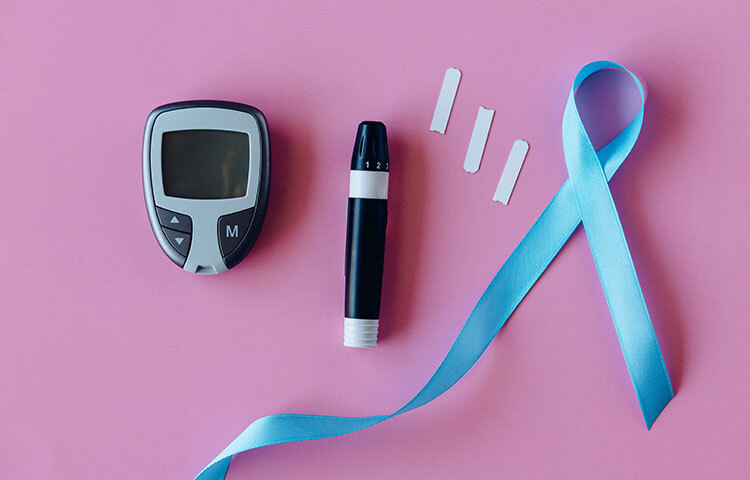 কেন রক্তে শর্করার মাত্রা পরীক্ষা করবেন? রক্তে শর্করার পরীক্ষা ডায়াবেটিস রোগীকে পর্যবেক্ষণের জন্য প্রয়োজনীয় তথ্য প্রদান করে। এটি আপনাকে অনেক উপায়ে সাহায্য করতে পারে যেমন: রক্তে শর্করার মাত্রা পরীক্ষা ডায়াবেটিসের ওষুধের প্রভাব নিরীক্ষণ করতে পারে। রক্তে শর্করার মাত্রা সনাক্ত করতে পারে। ডায়েট এবং ব্যায়াম কীভাবে রক্তে শর্করার মাত্রাকে প্রভাবিত করে সে সম্পর্কে তথ্য পাওয়া যায়। অসুস্থতা বা মানসিক চাপের মতো অন্যান্য কারণগুলো কীভাবে রক্তে শর্করার মাত্রাকে প্রভাবিত করে সে সম্পর্কে জ্ঞান দেয়। ছবি: সংগৃহীত