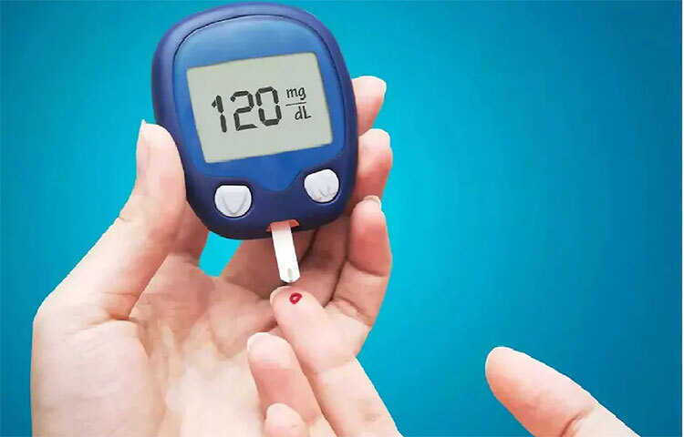 তবে আপনি যদি জীবনের কিছু অভ্যাসে খানিক পরবর্তন আনতে পারেন তাহলে ডায়াবেটিস বা রক্তে শর্করার মাত্রা বেশ কিছুটা নিয়ন্ত্রণে রাখা যাবে, এমনটাই মত চিকিৎসকদের। এর জন্য প্রতিদিন নিয়ম করে করতে হবে শরীরচর্চা, আর স্বাস্থ্যকর ডায়েট মেনে চলতে হবে। ছবি: সংগৃহীত